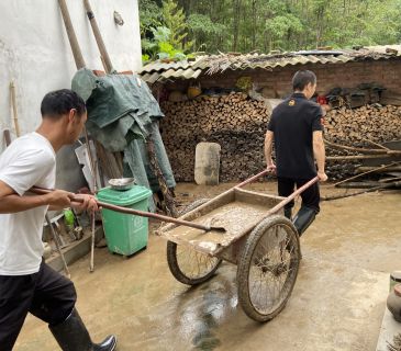 洪灾无情人有情，防汛清淤暖民心